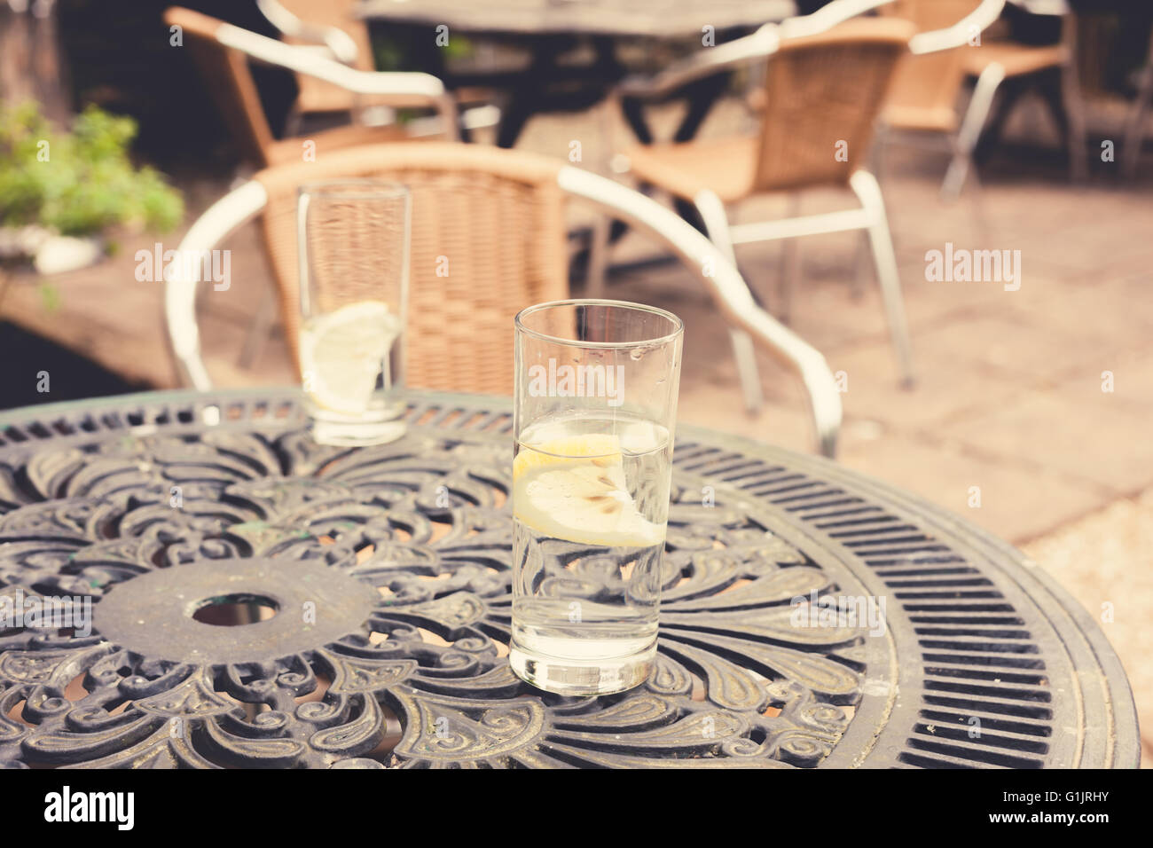 Zwei Gläser mit Zitrone auf einem Tisch im Garten Stockfoto