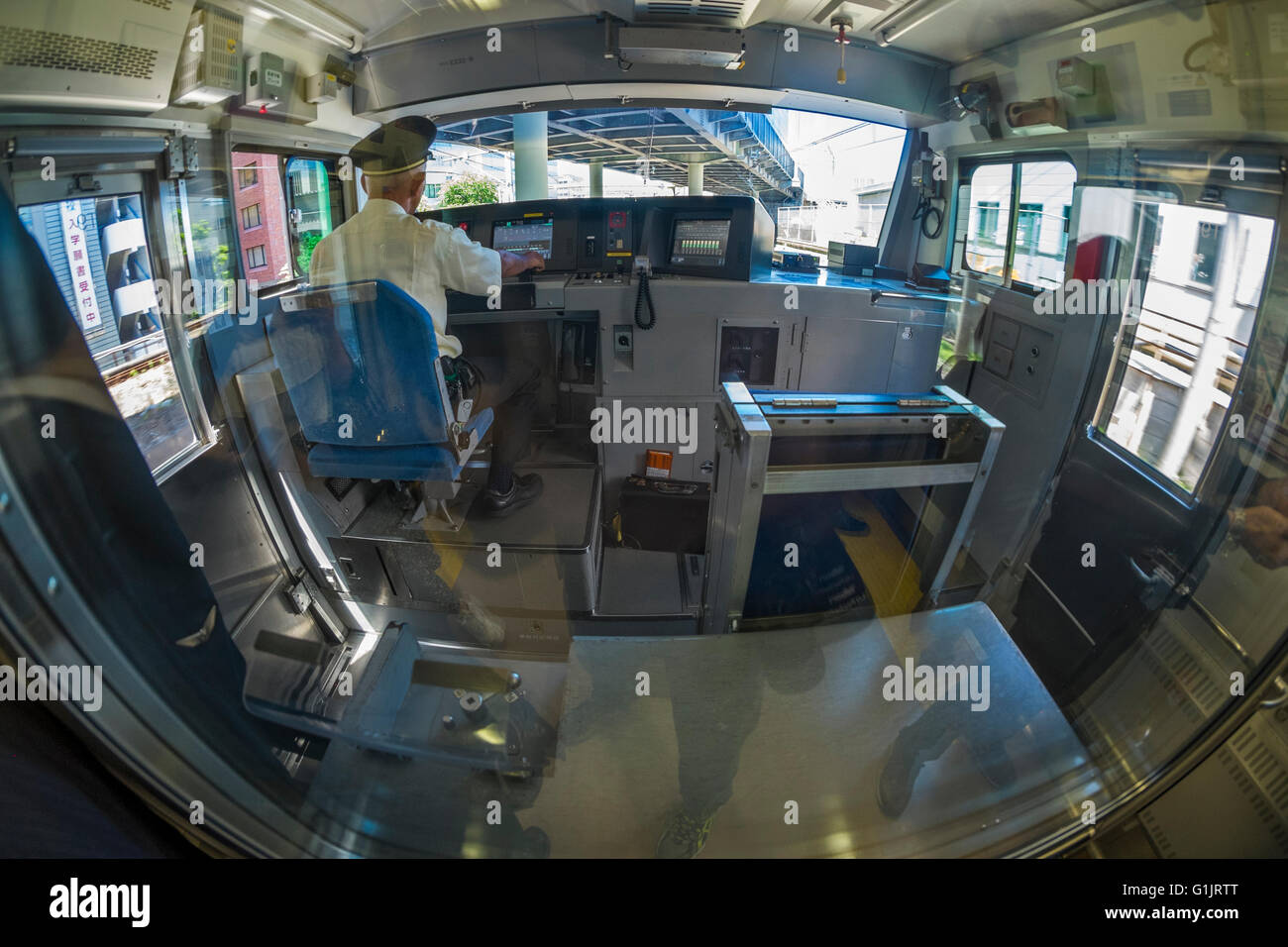 Eine japanische Lokführer in einem Zug-cockpit Stockfoto