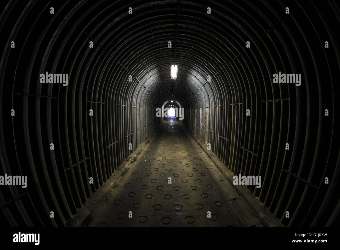 Ein Blick nach unten einen tunnel Stockfoto
