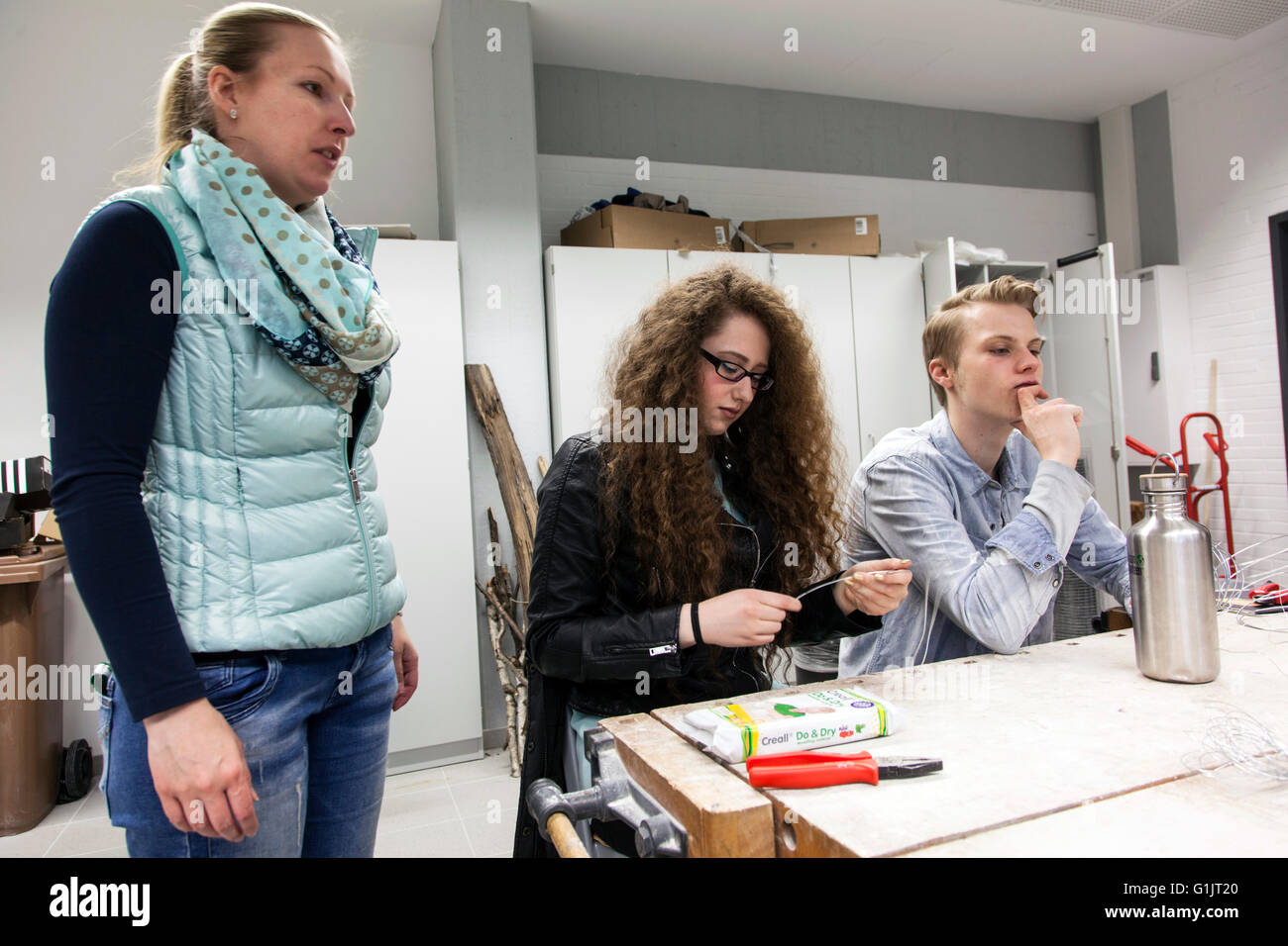 Die Schüler im Kunstunterricht erstellen ein Kunstwerk Stockfoto