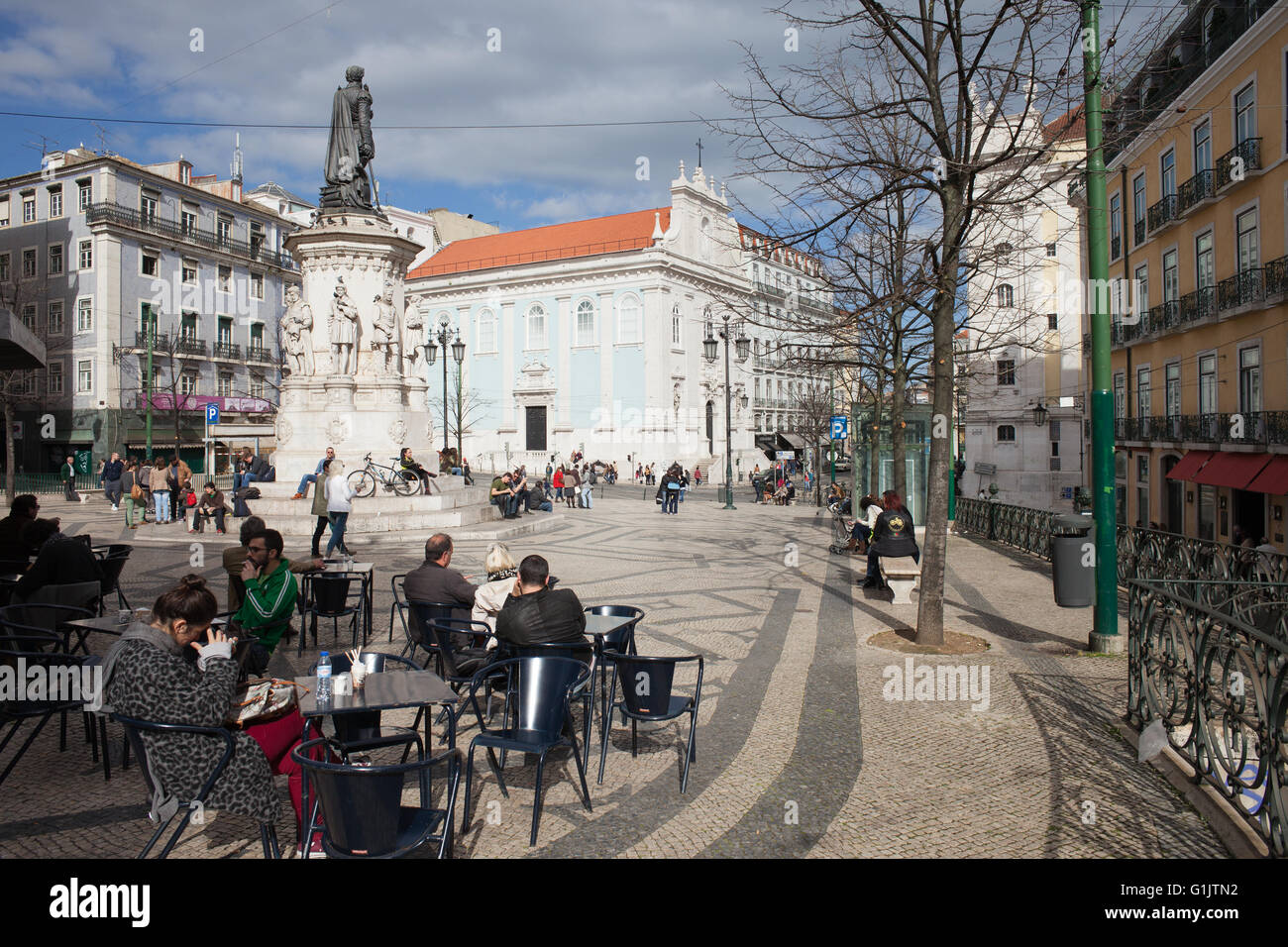 Portugal, Lissabon, Menschen in Straßencafé auf Camoes Platz Stockfoto