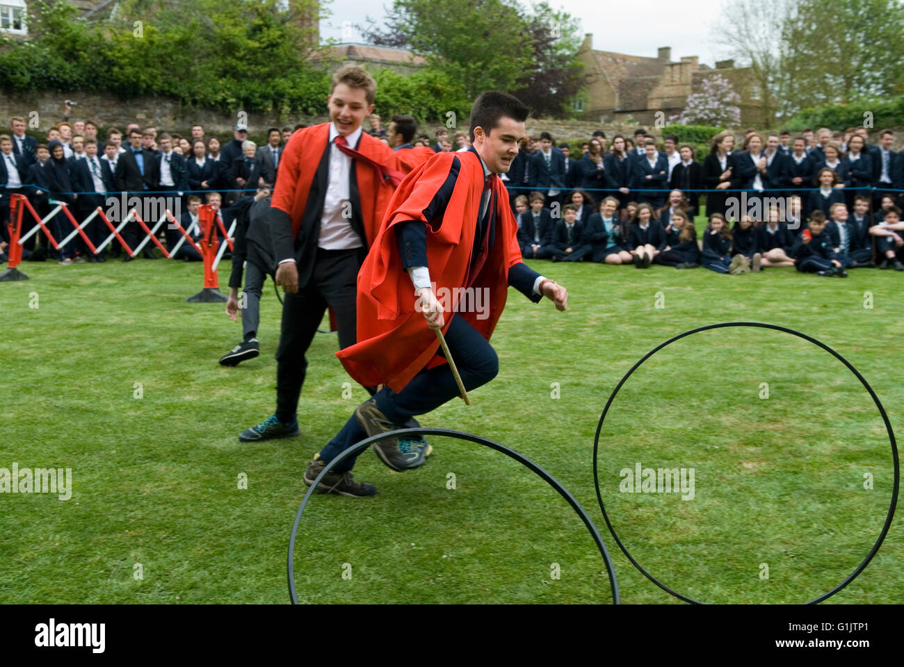 Öffentliche Schulen Traditional Hoop Trundle. Die Kings School Ely. Ely Cathedral Grounds Private Education EnglandUK 2016 2010er Jahre HOMER SYKES Stockfoto