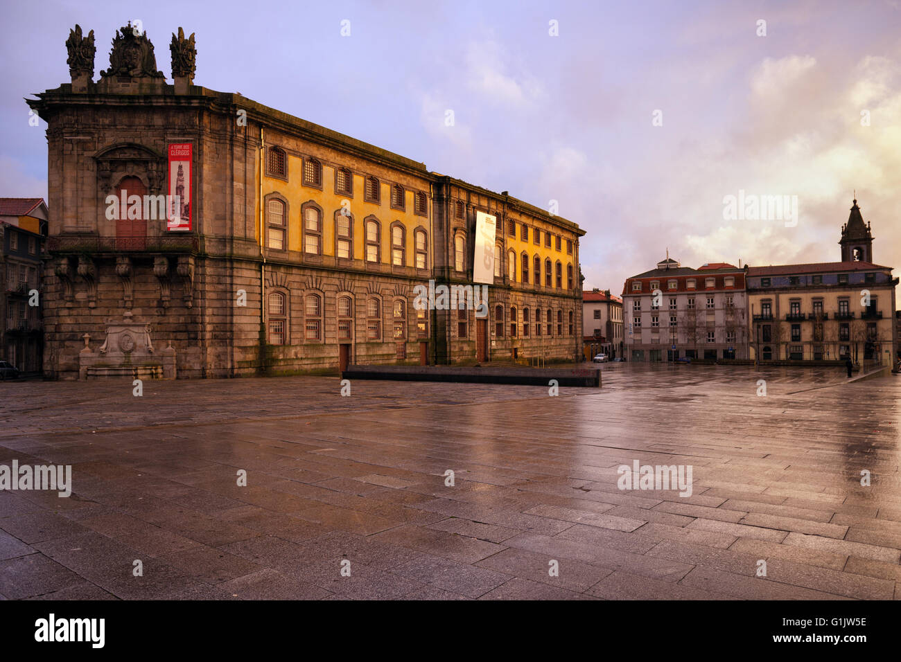 Stadt von Porto, Portugal, portugiesische Center of Photography (Centro Português de Fotografia) im Sonnenuntergang, Museum, ehemaliger Hof Ap Stockfoto