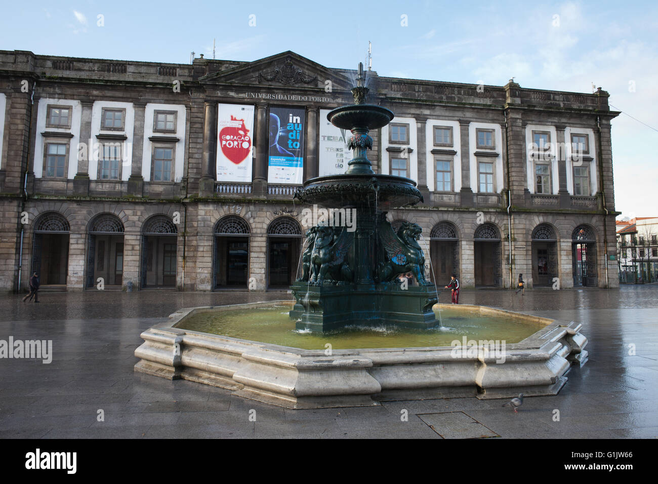 Universität von Porto, quadratisch mit der Brunnen der Löwen auf Praca de Gomes Teixeira in Porto, Portugal Stockfoto