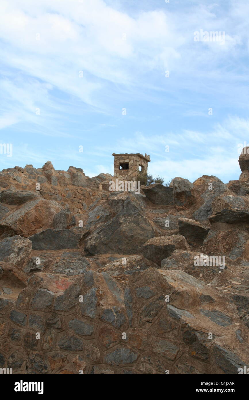 Ein altes militärisches Gebäude an der Spitze der Felsen Stockfoto