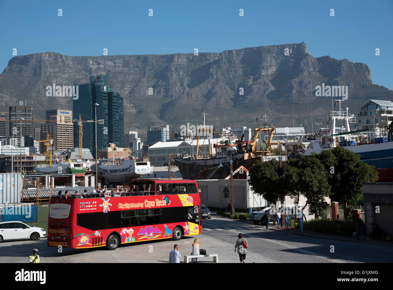 CAPE TOWN Südafrika A Doppeldecker rot Tourbus auf einem Sightseeing-Trip rund um Kapstadt mit Tafelberg im Hintergrund Stockfoto