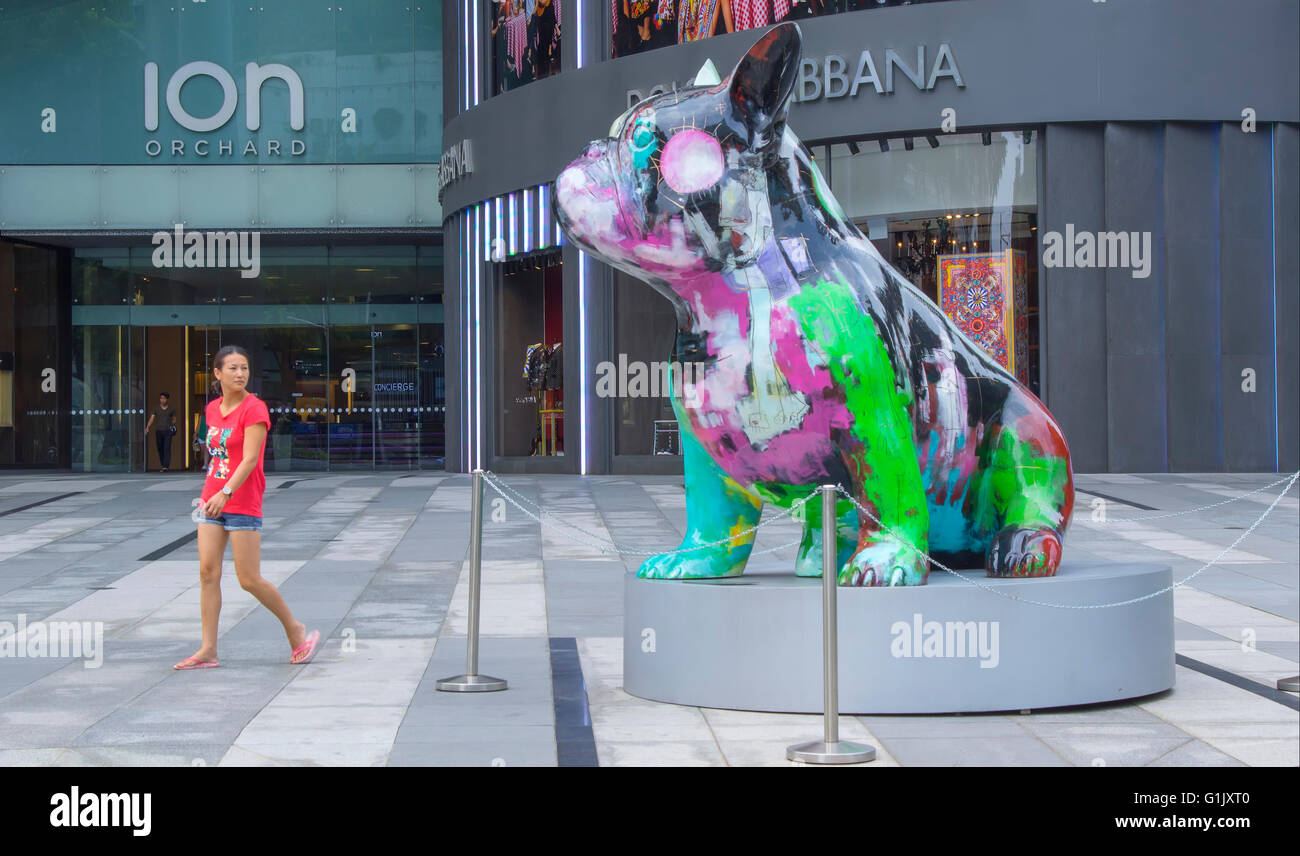 Moderne Statue in der Nähe von Ionen-Shopping-Mall in der Orchard Street, Singapur Stockfoto