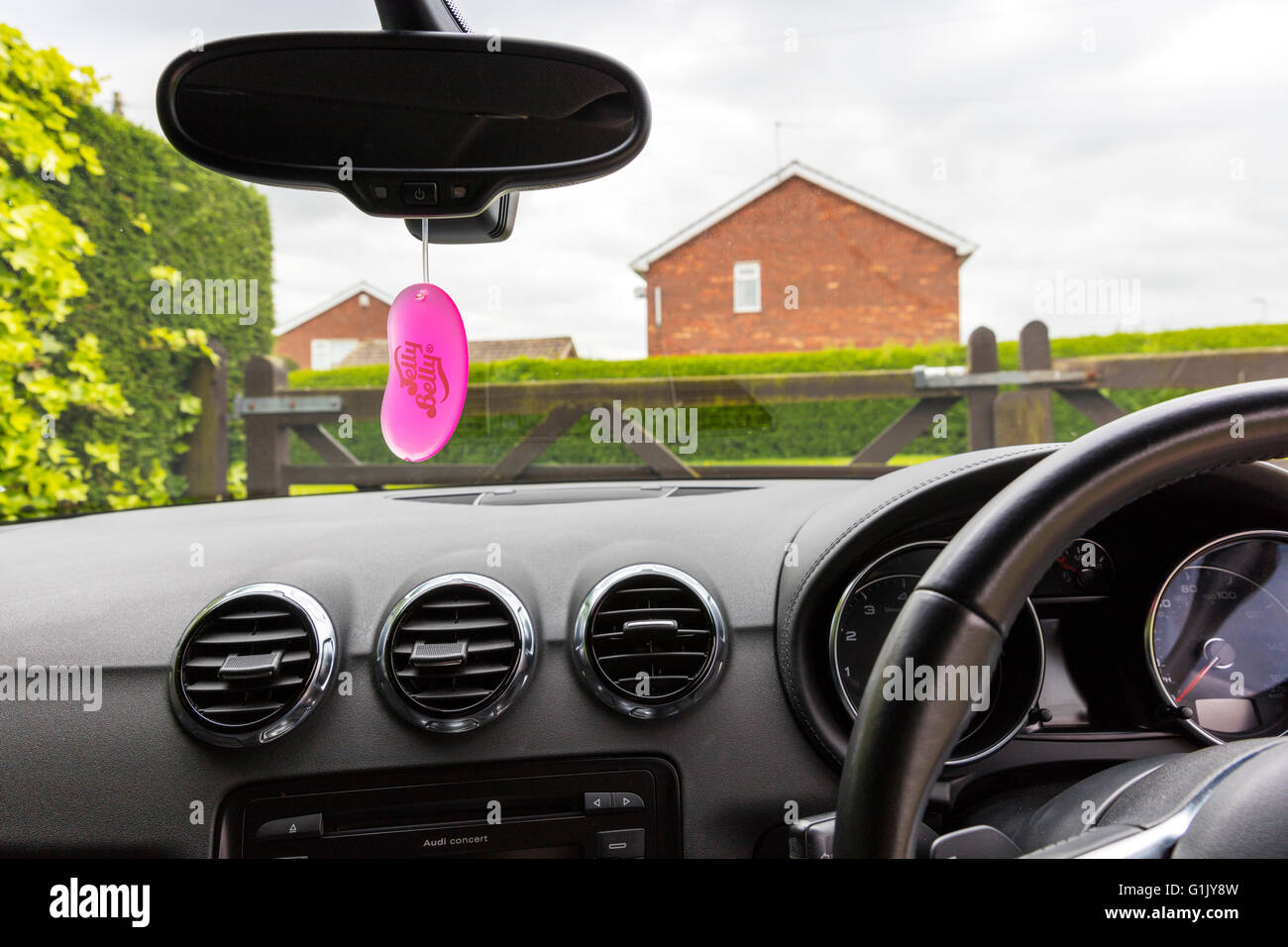 Auto Lufterfrischer hängen im Fahrzeug Fenster Duft für Fahrzeuginnenraum  Jelly Belly machen Marke UK England Lufterfrischer Stockfotografie - Alamy
