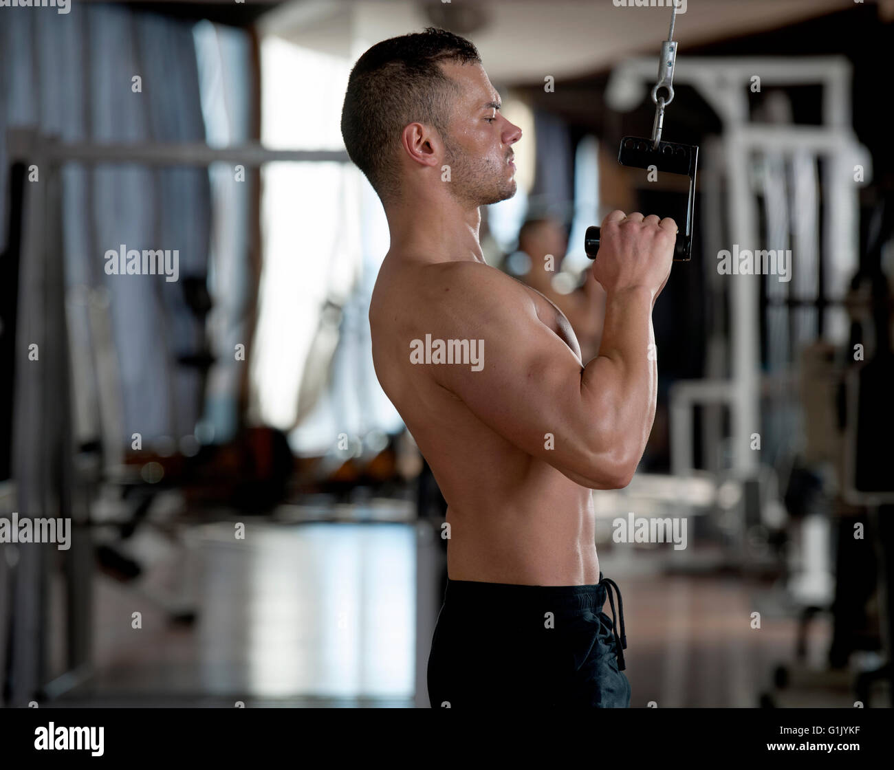 hübscher junger muskulöser Mann in einem Fitness-Studio Stockfoto