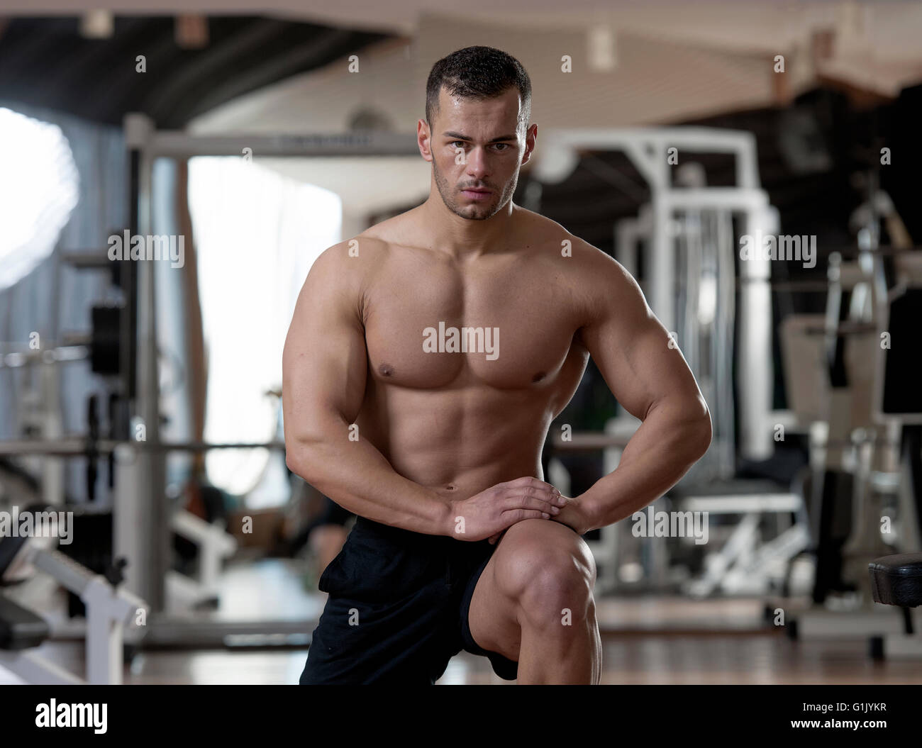 hübscher junger muskulöser Mann in einem Fitness-Studio Stockfoto