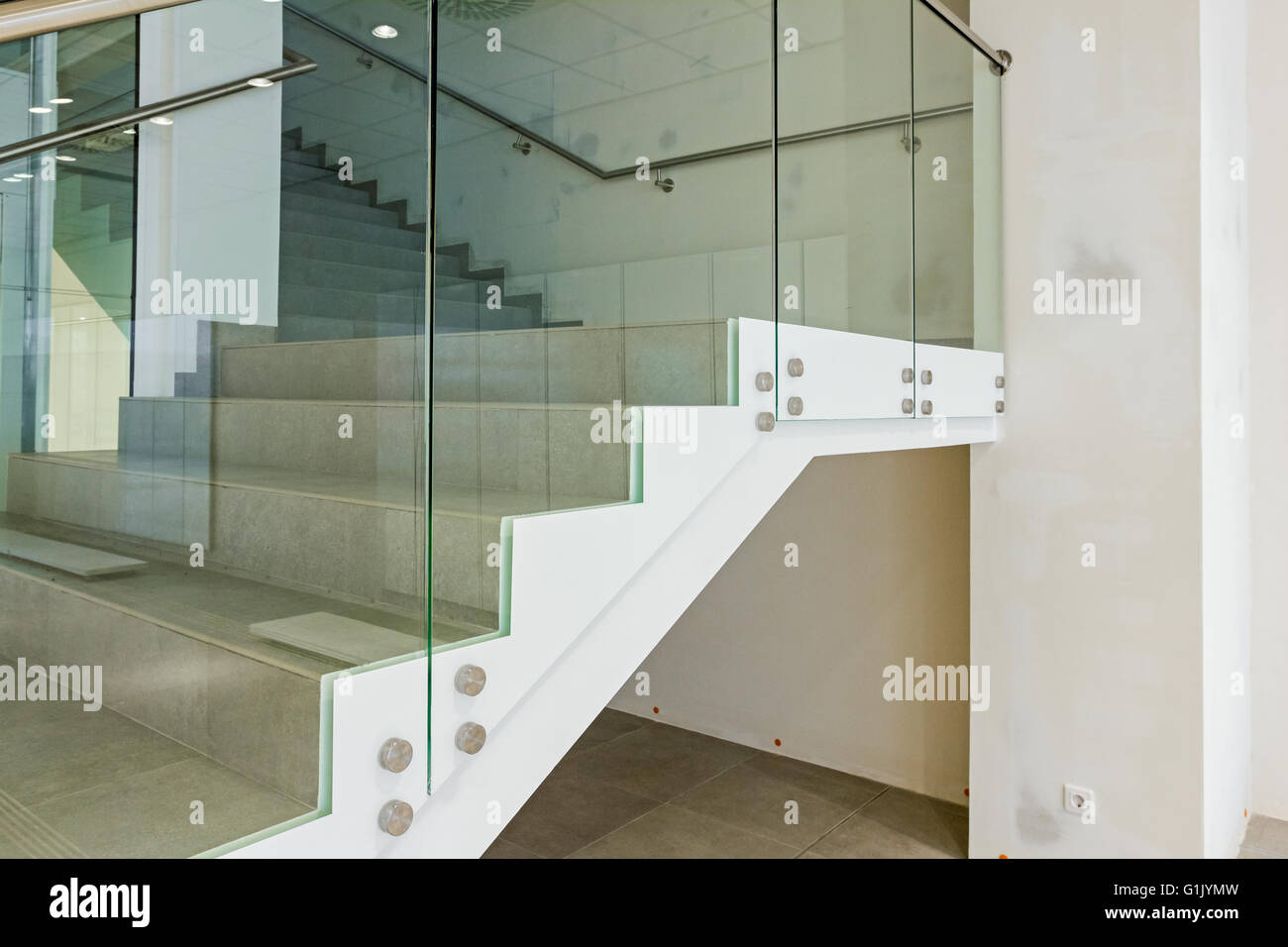 Detail auf Treppe mit Glasgeländer in einem modernen Neubau. Stockfoto