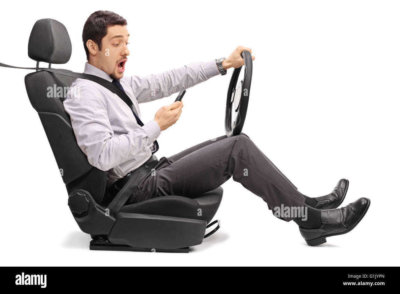 Junger Mann fahren und etwas auf seinem Handy isoliert auf weißem Hintergrund zu lesen Stockfoto