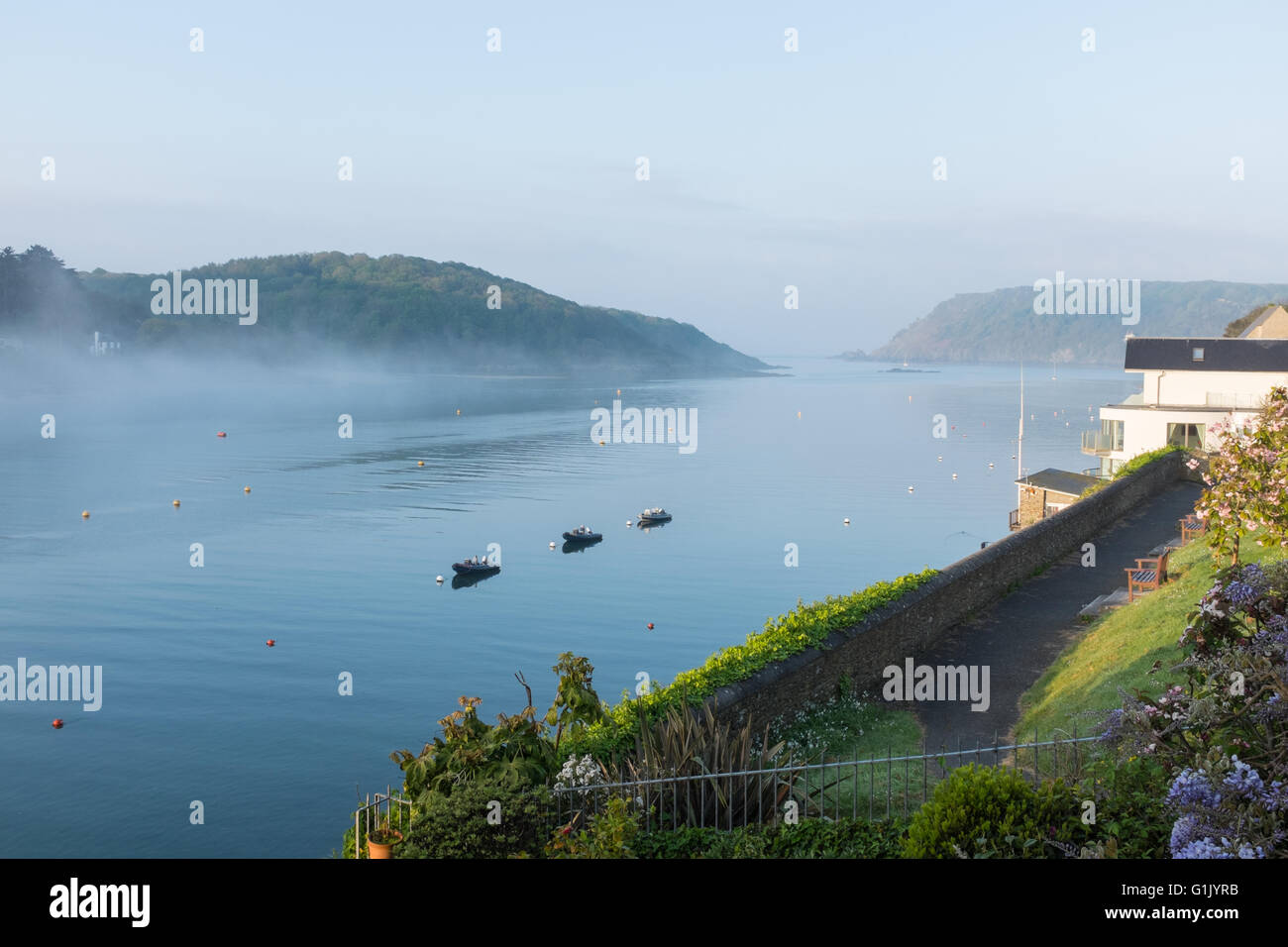 Am frühen Morgen Nebel über die Salcombe Mündung in Devon an einem ruhigen Morgen Stockfoto