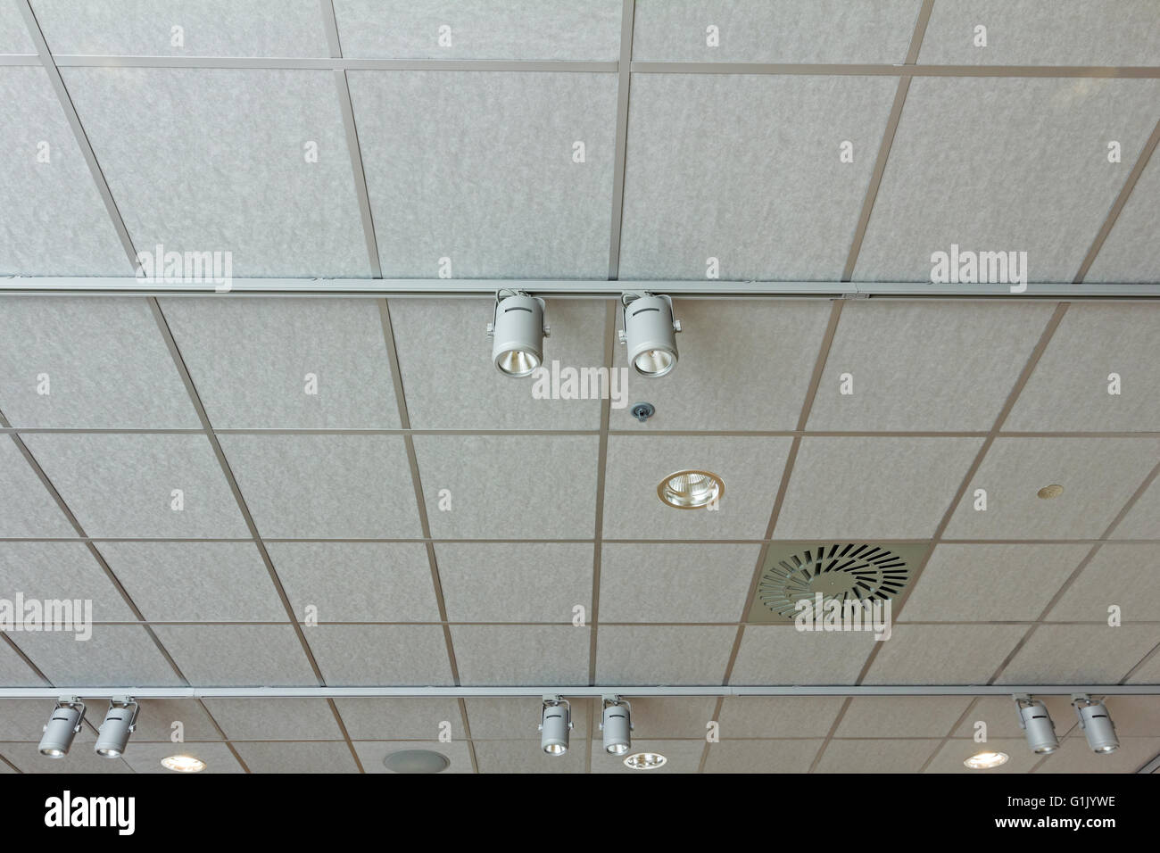 Office-Decke verfügt über moderne Licht- und die Luke für die  Konditionierung System Lüftung Stockfotografie - Alamy