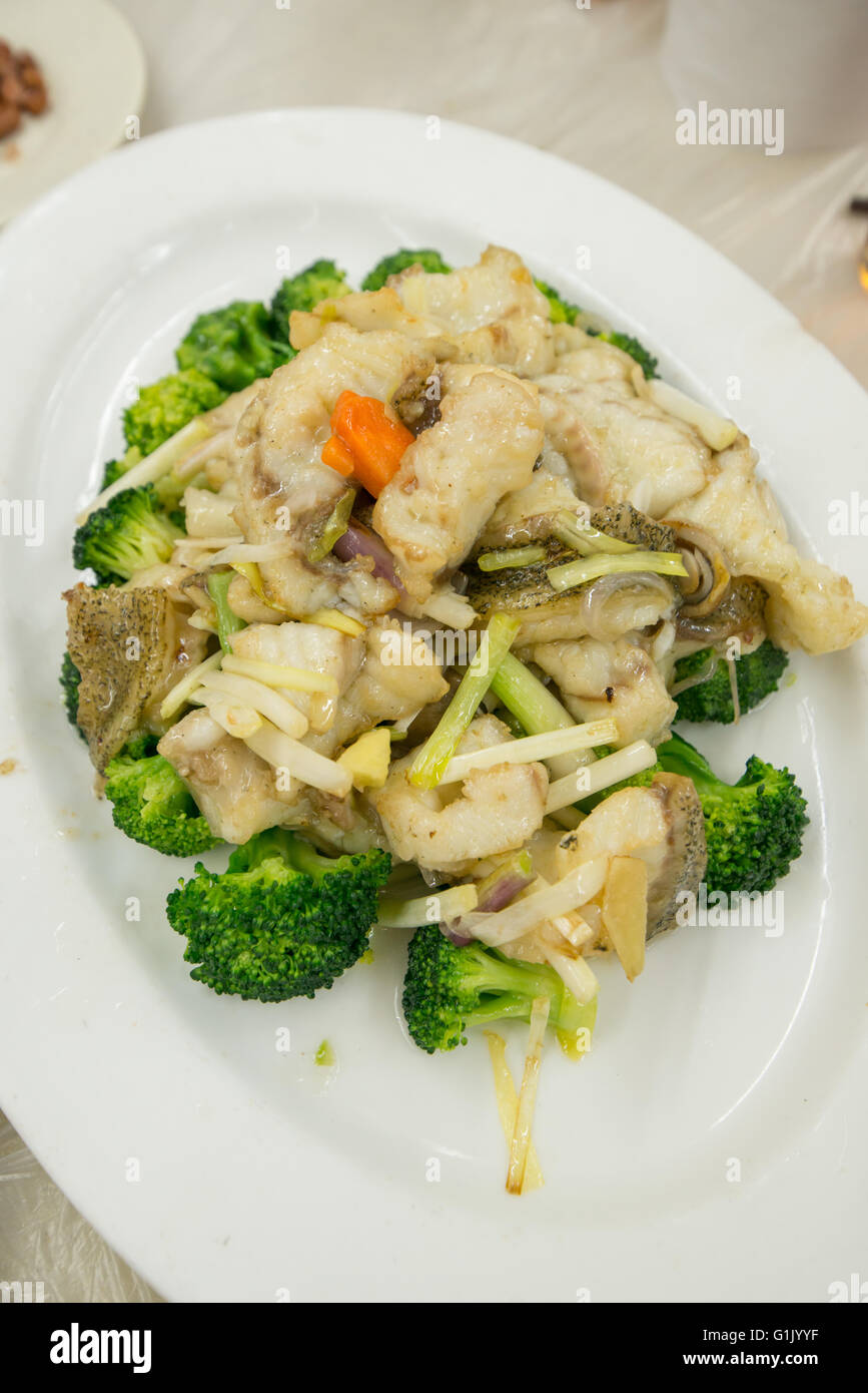 Platte aus weißem Fisch und Gemüse im chinesischen Stil Stockfoto