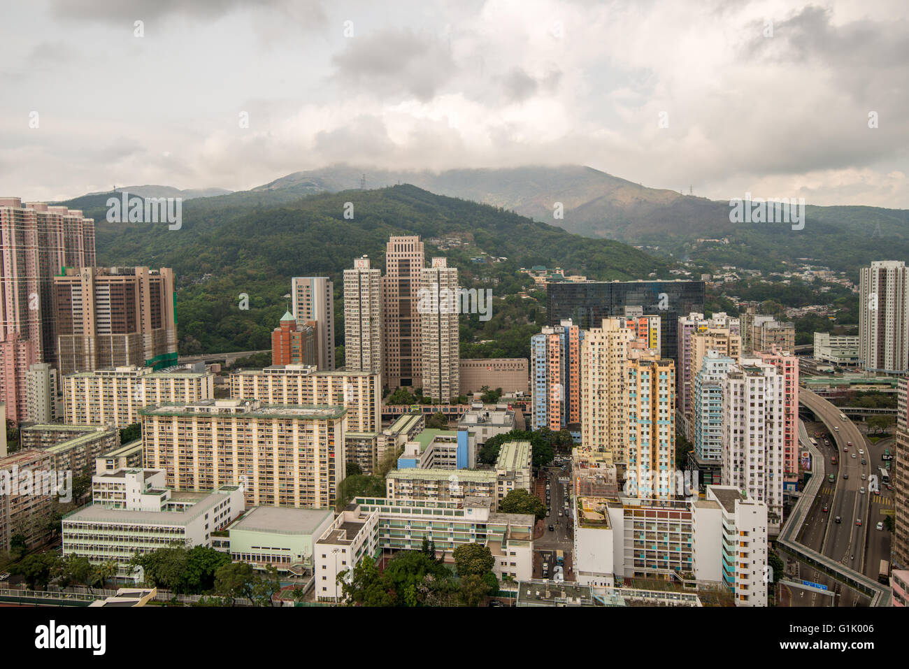 Einen malerischen Blick auf Gebäude und Hügel in Hong Kong Stockfoto