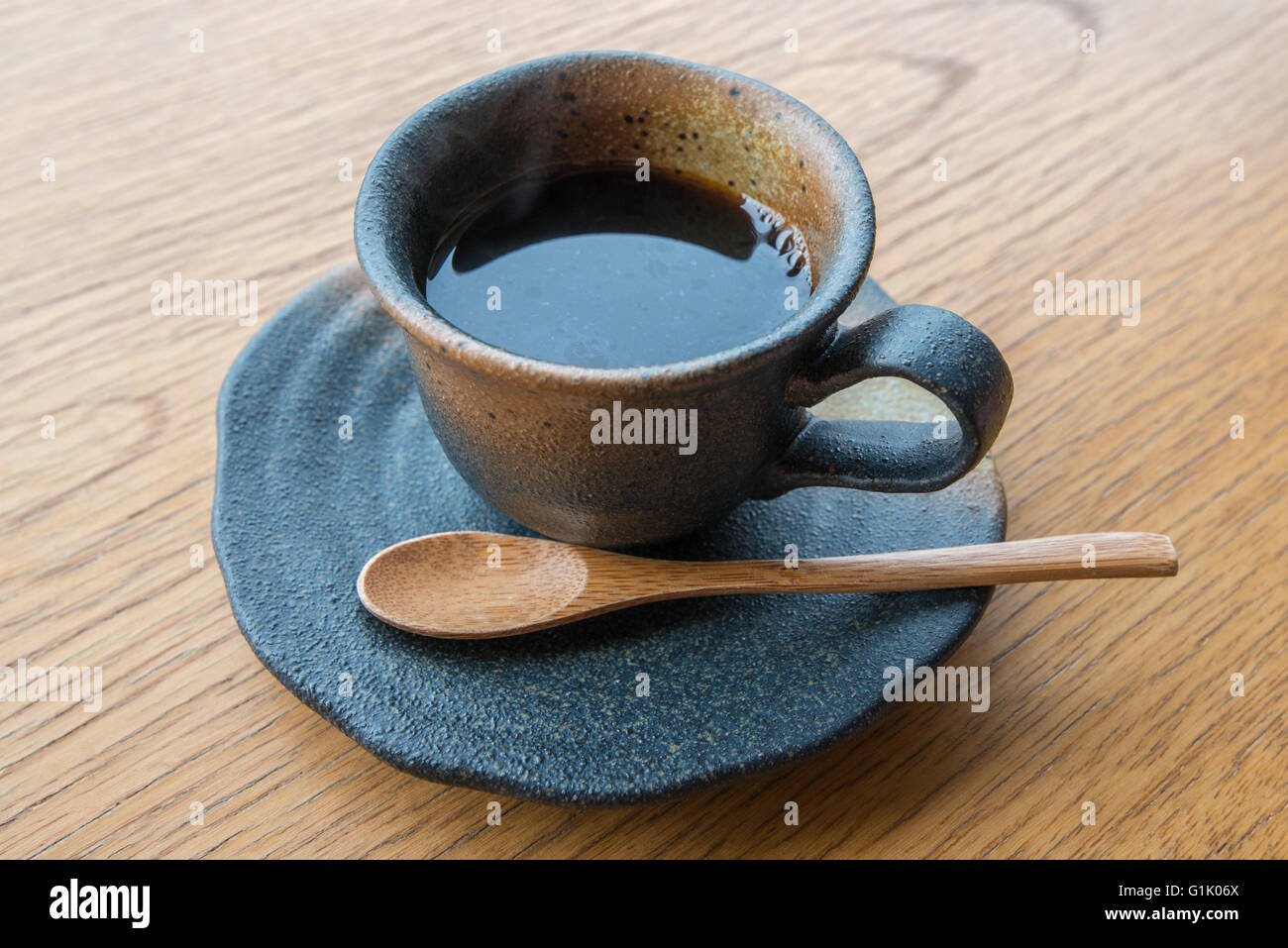 Stilvolle Stein Kaffeetasse mit schwarzen Kaffee Stockfoto