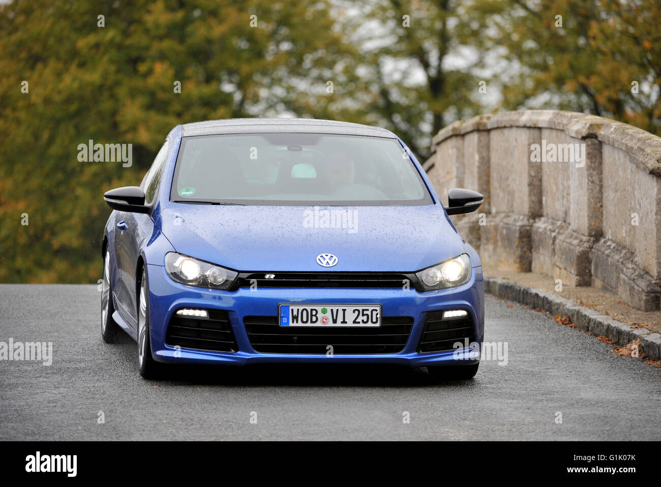 Auto springt von einer Brücke - VW Scirocco R Stockfoto