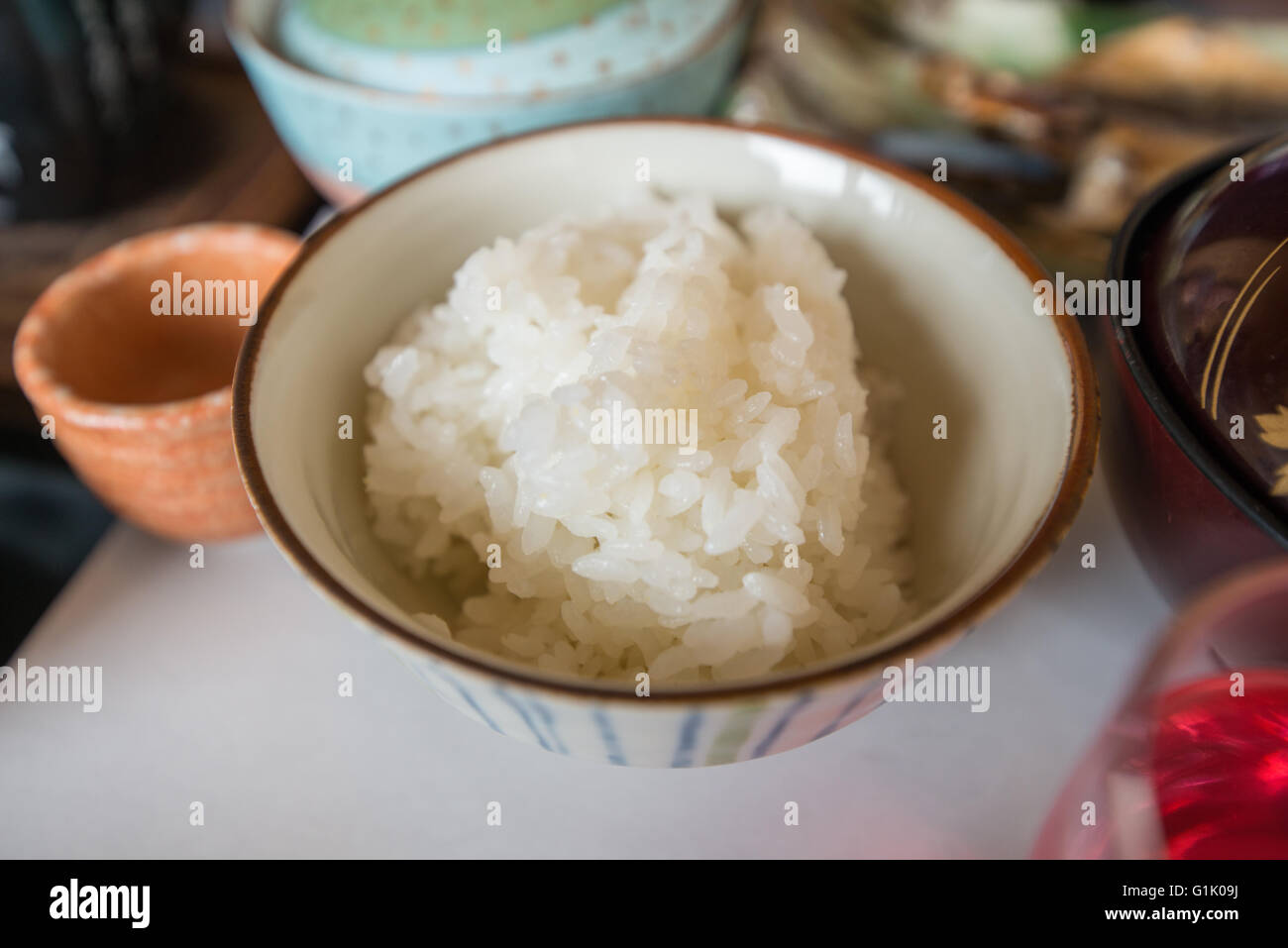 Teil der gekochten Reis in eine Schüssel geben Stockfoto