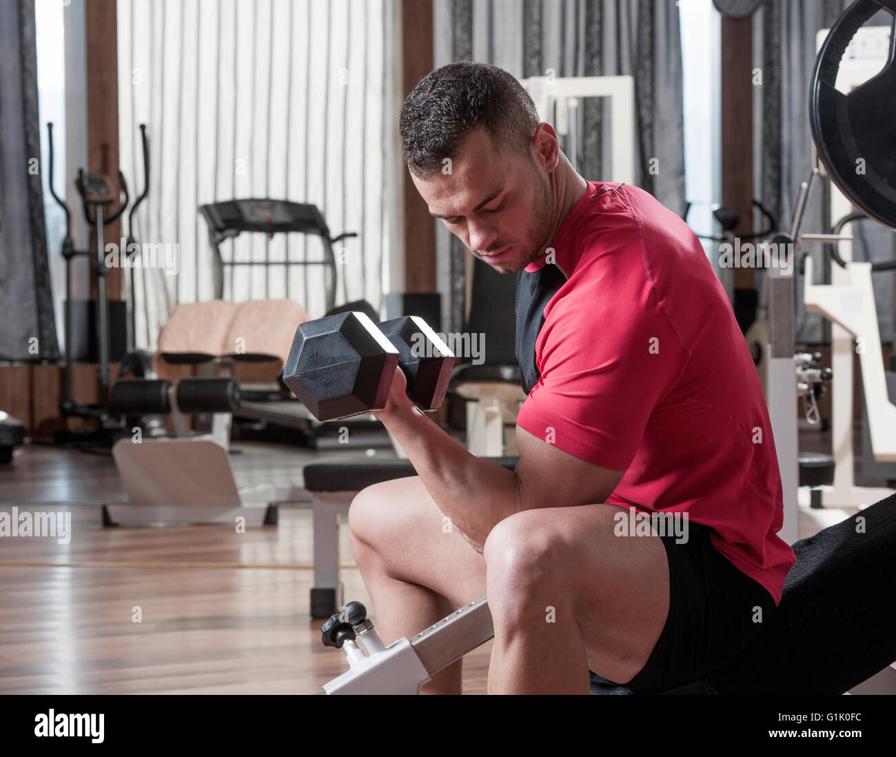 hübscher junger muskulöser Mann in einem Fitness-Studio Stockfoto