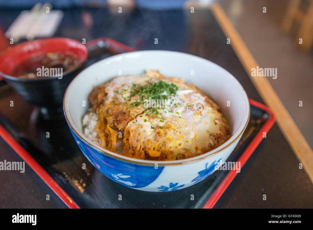 Japanische Reisschüssel mit Fleisch und Ei Stockfoto