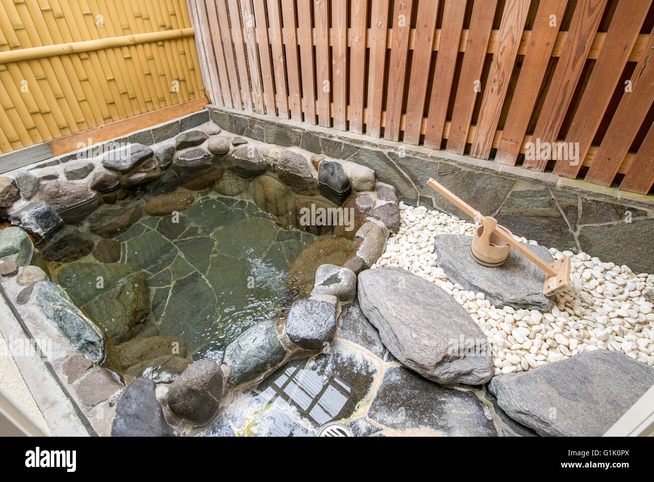Außerhalb Japanisch heißes Bad mit Steinen gemacht Stockfoto