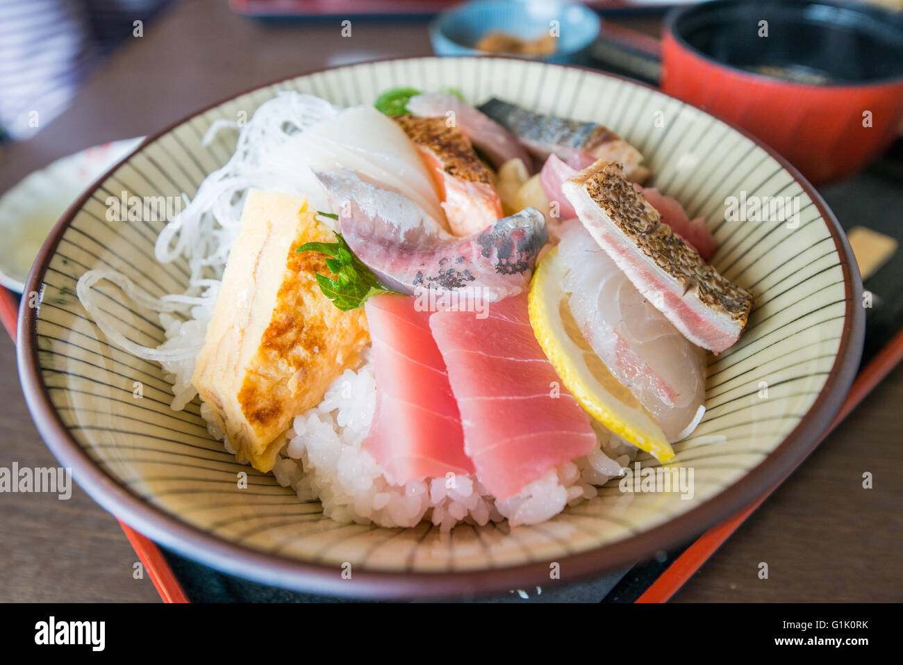 Japanischen rohen Fisch Auswahl ausschneiden und auf eine lange Platte vorgestellt Stockfoto