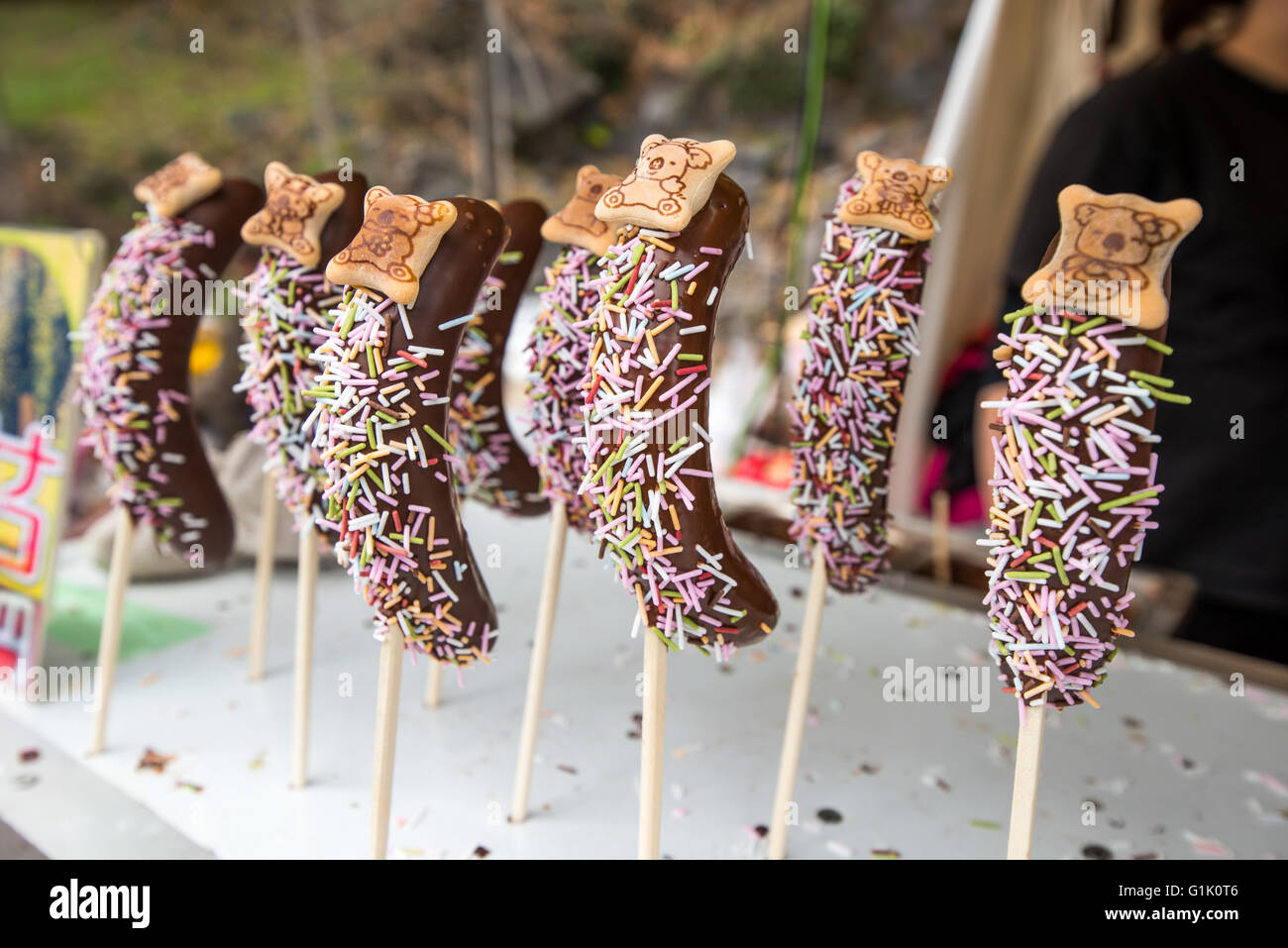 Schoko Bananen auf Stick am Markt Stockfoto
