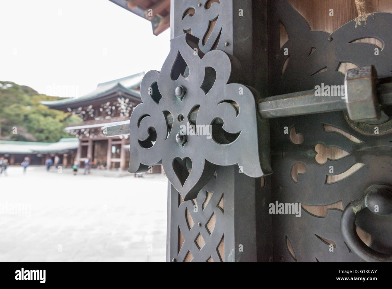 Große schwarze Metall Vintage japanische Türschloss Stockfoto