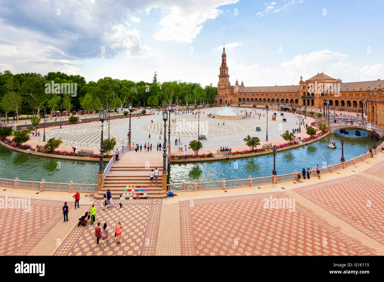 Weitwinkelaufnahme des Plaza de España in Sevilla, Spanien Stockfoto