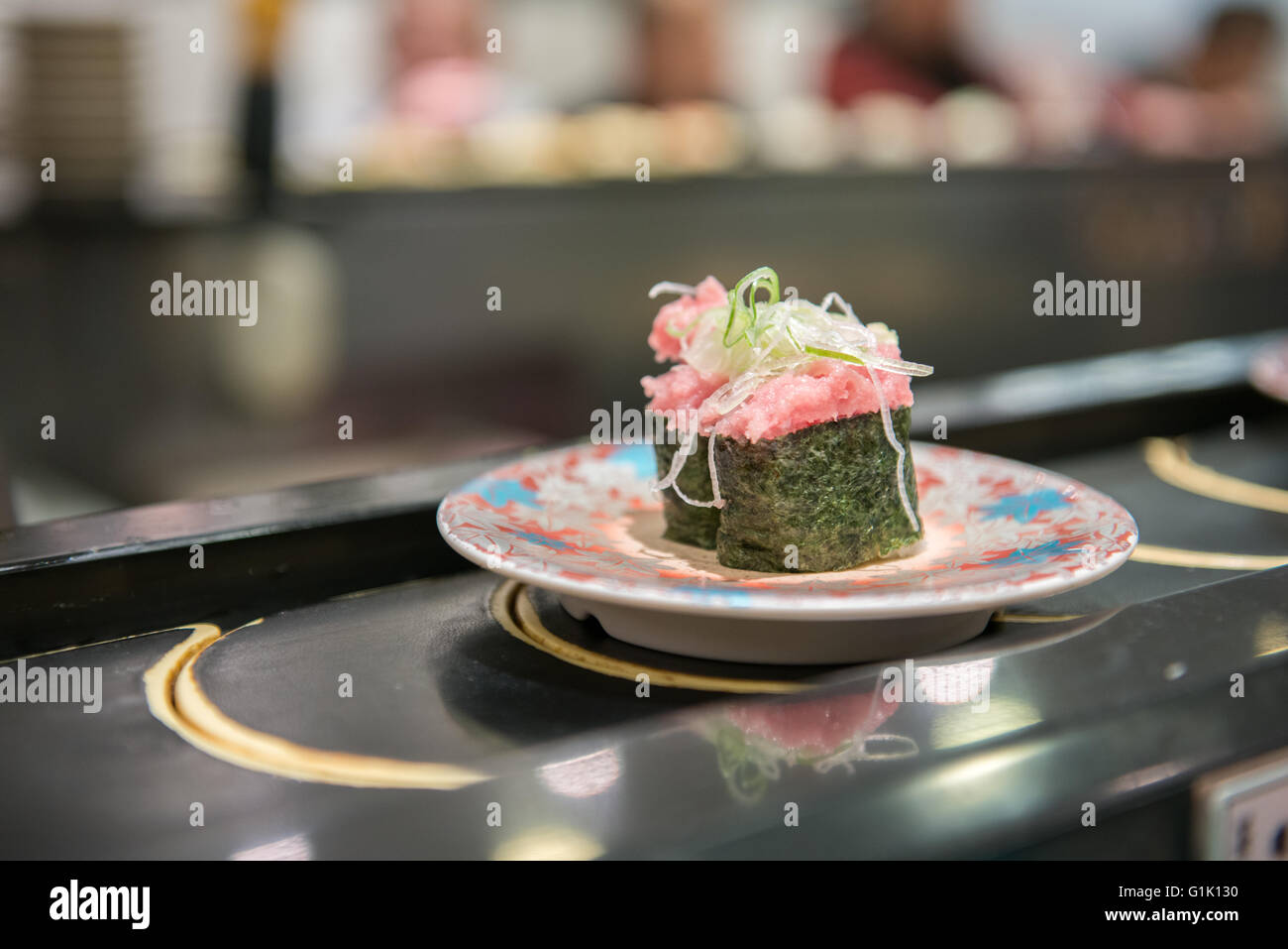 Japanisches Essen Paket Sushi auf Rotations-Gürtel Stockfoto