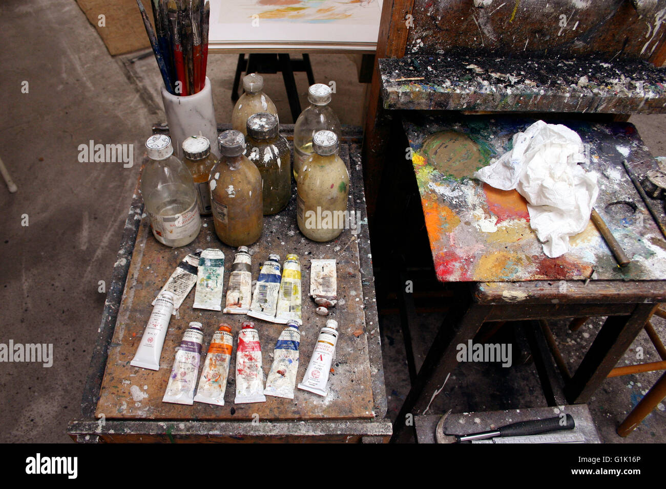 Farbtuben, ein Künstler in seinem Atelier Stockfoto