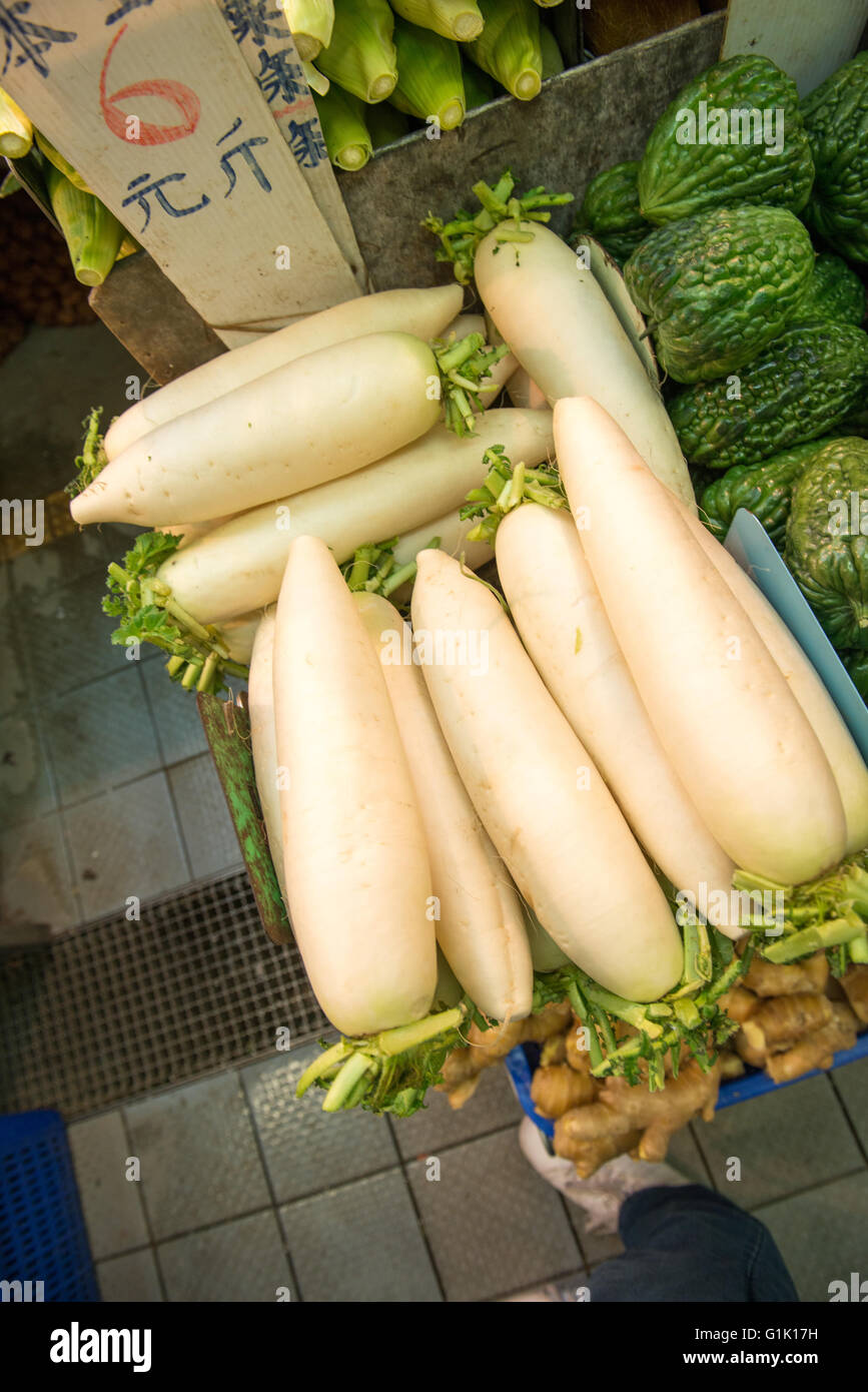 Große weiße Winter-Rettich Angebote am Markt Stockfoto