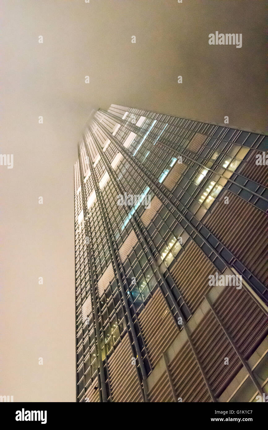 Hohen Hochhaus in die tief hängenden Wolken verschwindet Stockfoto
