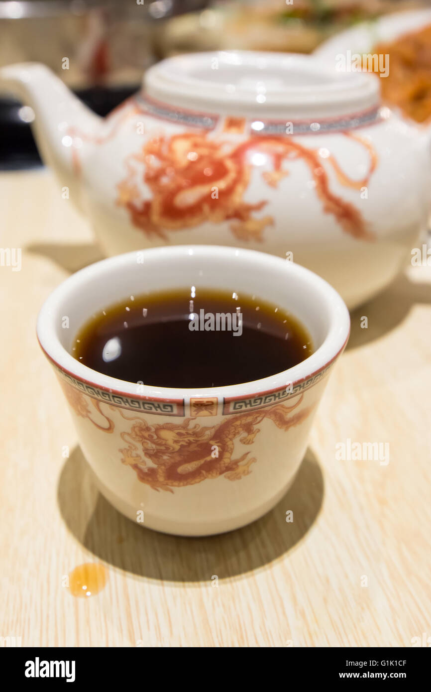 Chinesischer Tee in Tasse und Tee Topf Stockfoto