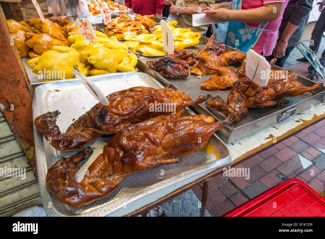 Ganze gebratene Ente auf Tabletts am chinesischen Markt Stockfoto