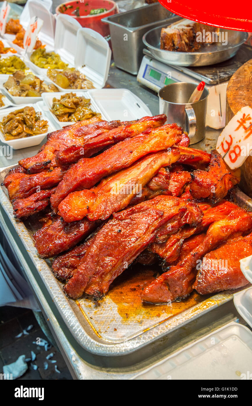 Im chinesischen Stil rot Schwein namens Char Siu auf Tablett am Markt Stockfoto