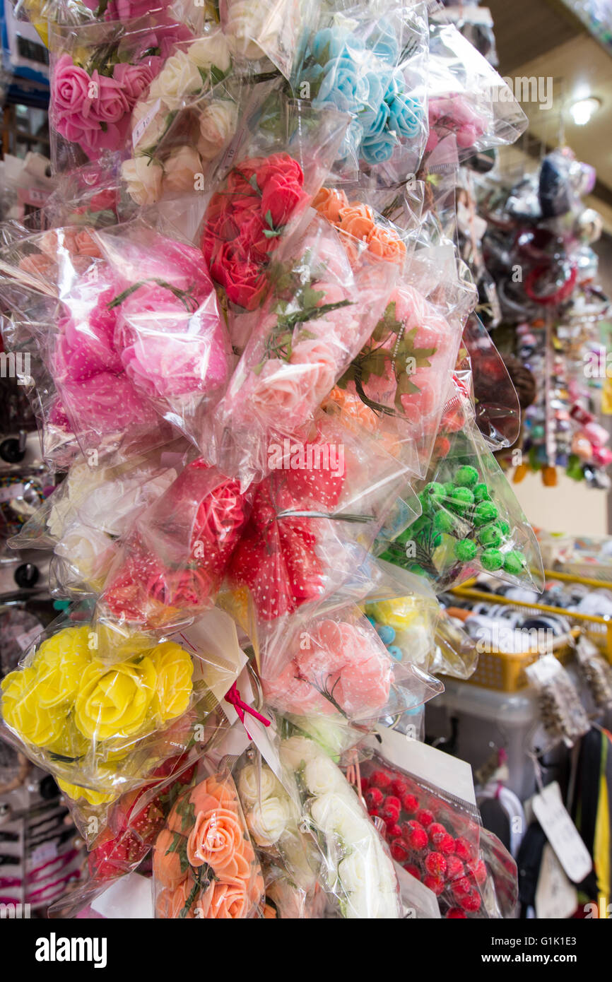 Kunstblumen hergestellt aus Stoff und Seide auf dem display Stockfoto