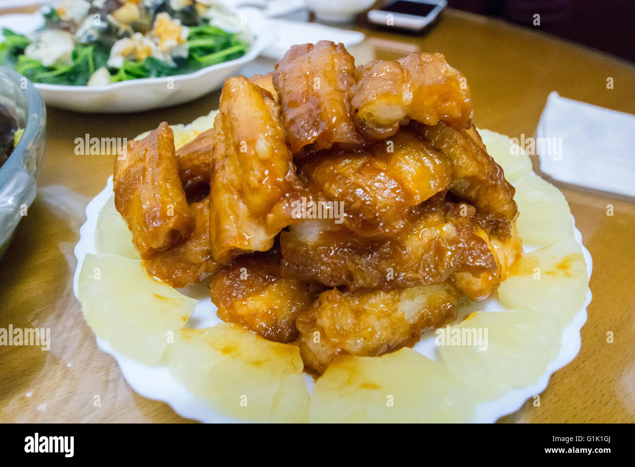 Chinesisch gebratener Weißfisch in einem klebrig süß-saurer Soße Stockfoto