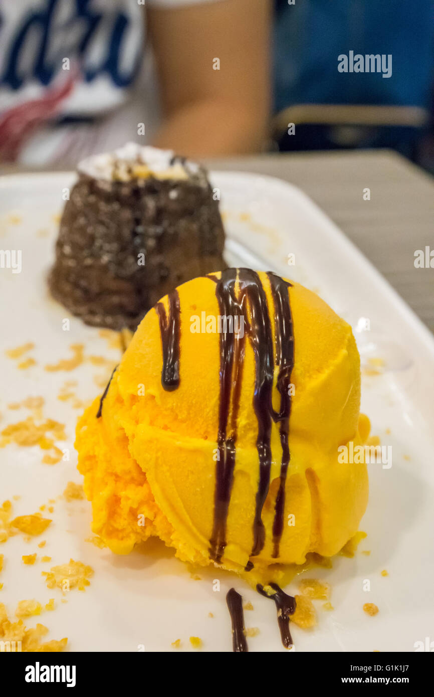 Eis und Obst dessert Stockfoto