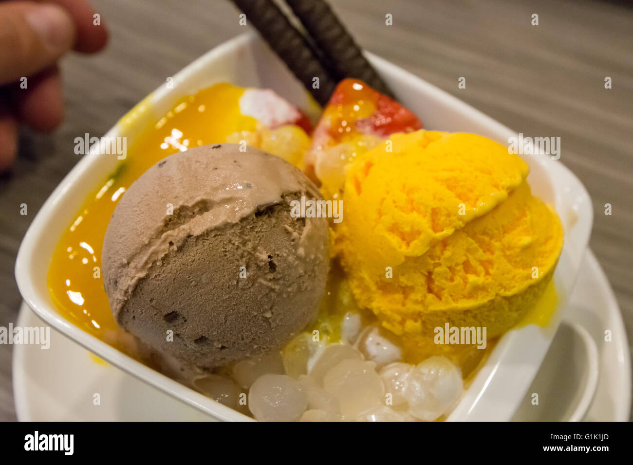 Eis und Obst dessert Stockfoto