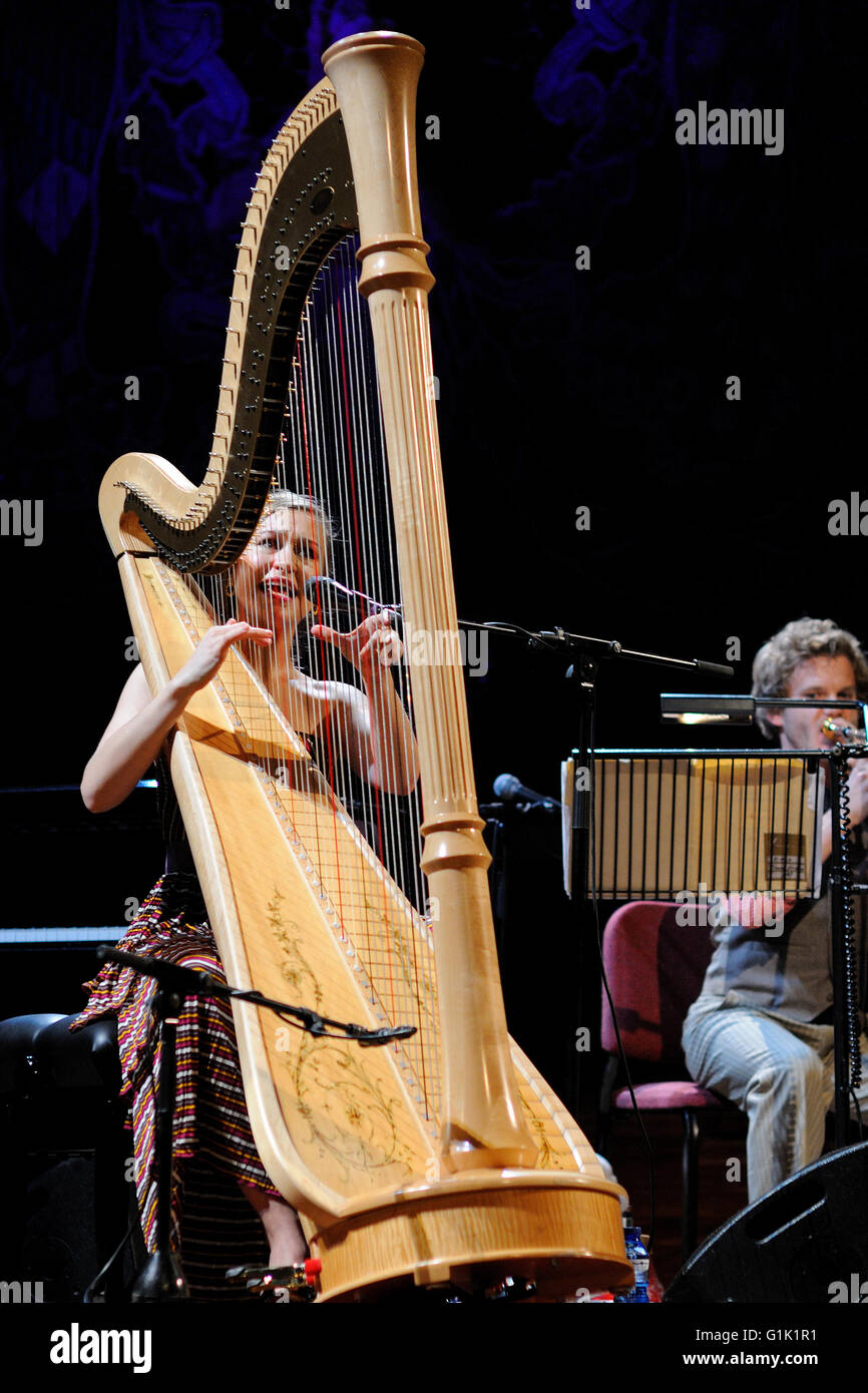 BARCELONA - JAN 20: Joanna Newsom (Harfe-Spieler und Sänger) führt im Palau De La Musica. Stockfoto