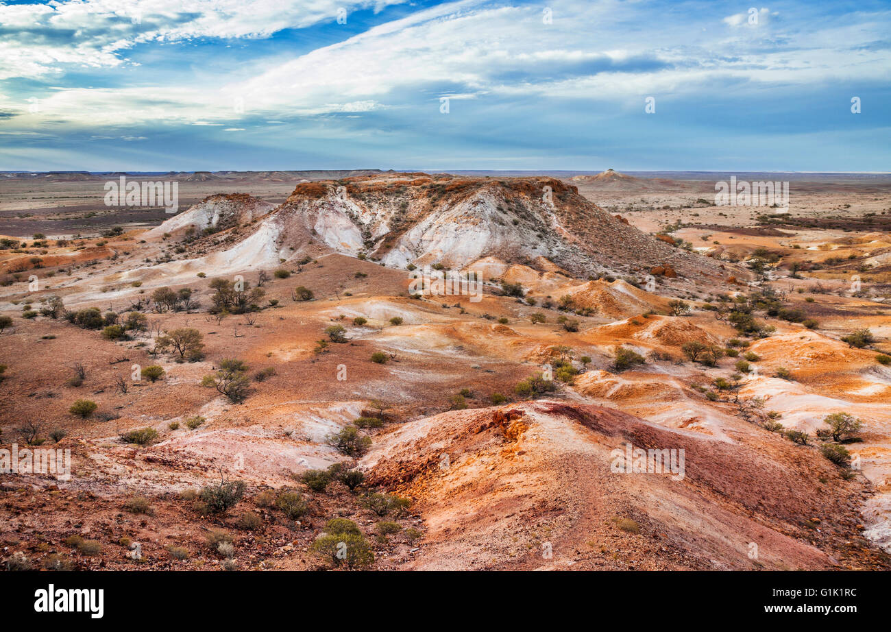 Die Ausreißer-Reserve in der Nähe von Coober Pedy, Südaustralien. Farbenprächtige Landschaft mit abgeflachten Tafelberge in steinigen Kauderwelsch Wüste Stockfoto