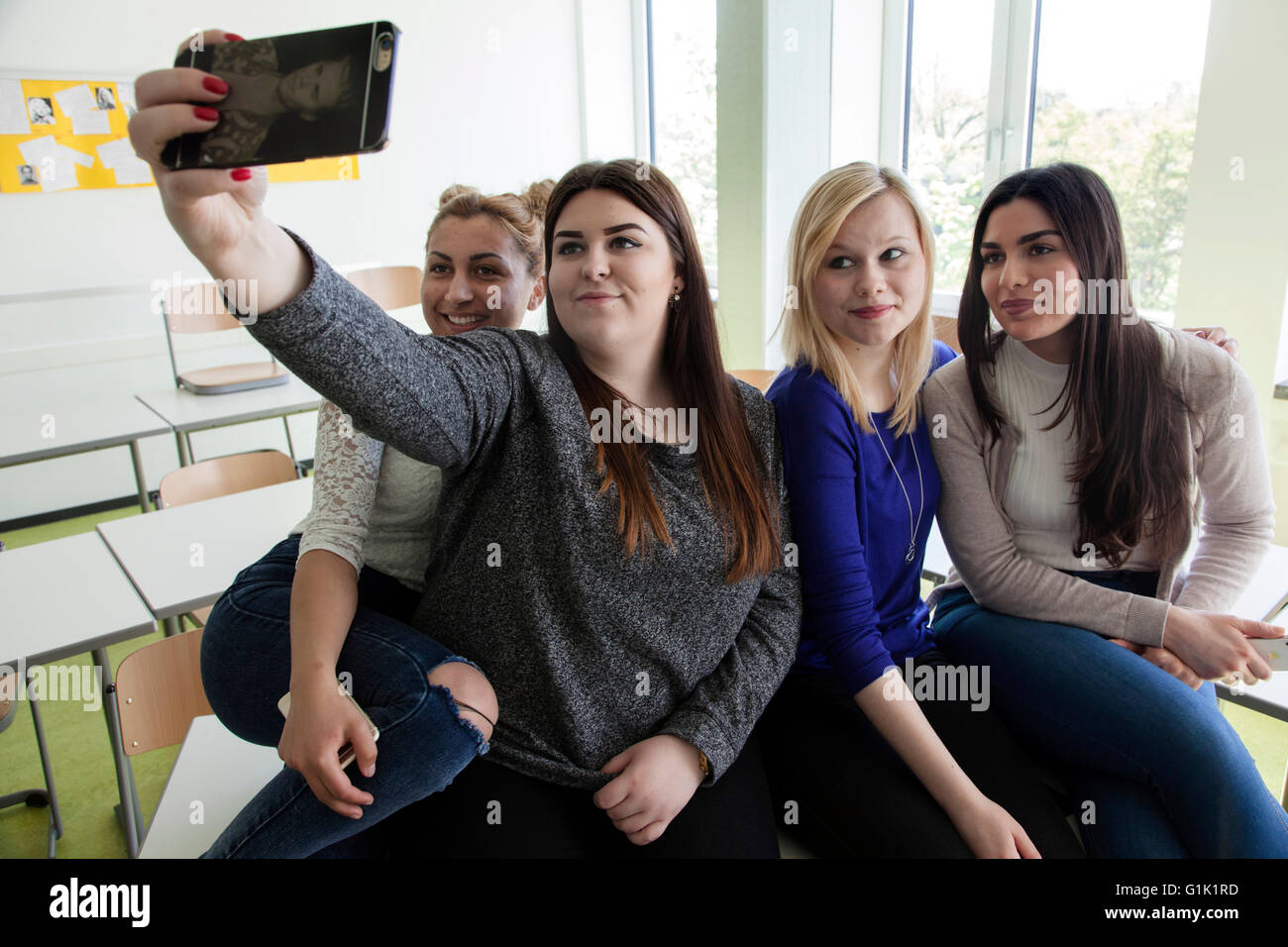 Die kopfüber-Generation ist auf die Arbeit mit ihrem Smartphone. Stockfoto