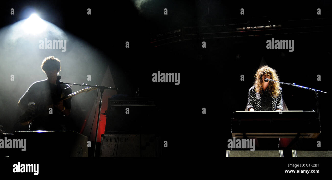 BARCELONA - 28 JUL: Beach House (Band) führt auf Poble Espanyol am 28. Juli 2011 in Barcelona, Spanien. Stockfoto