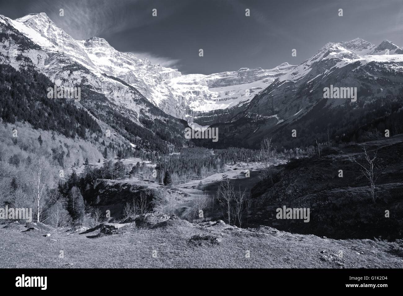 Ein schwarz-weiß-Bild von der Cirque de Gavarnie in den Midi-Pyrenäen Stockfoto