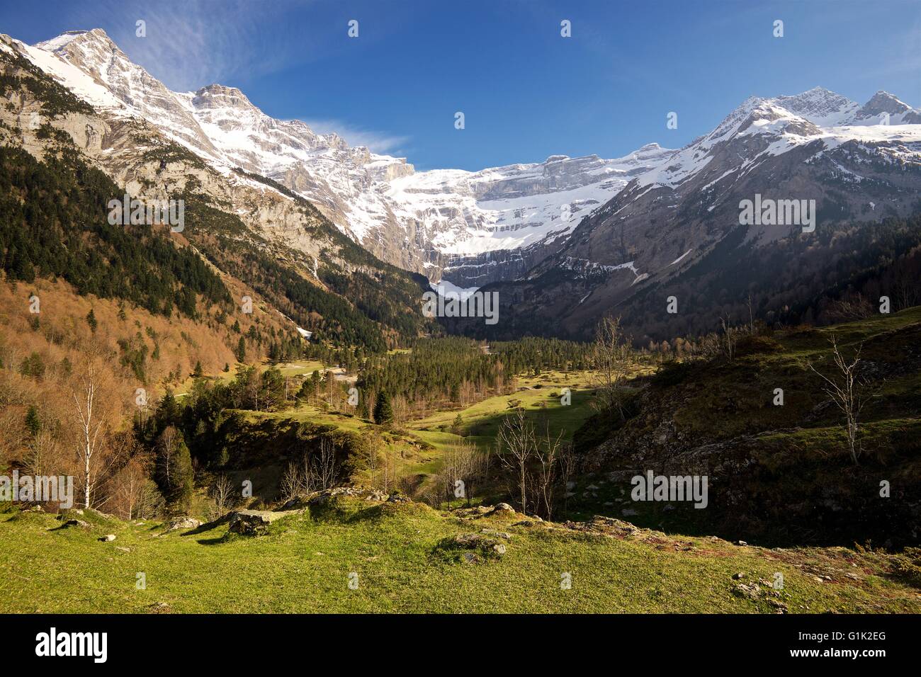 Ein Farbbild des Cirque de Gavarnie in den Midi-Pyrenäen Stockfoto