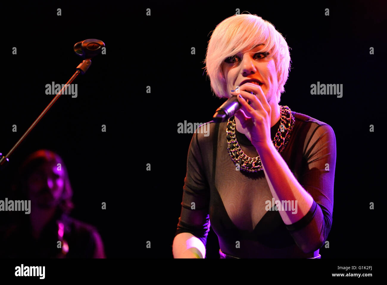 BARCELONA - Mai 15: Aurora und die Verräter (Band) Leistung in Barts Stadium. Stockfoto