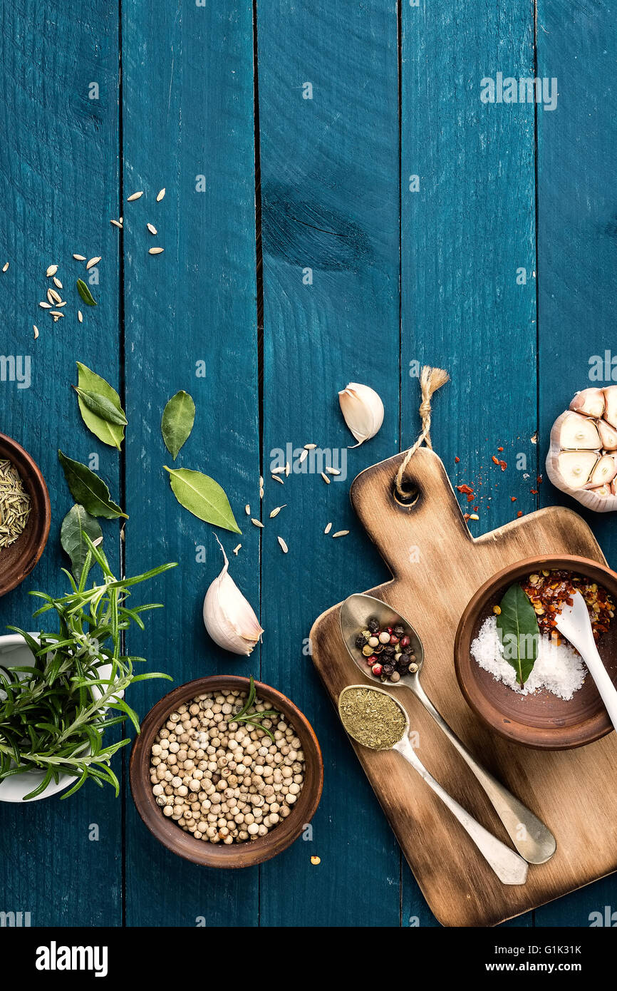 kulinarischen Hintergrund mit Gewürzen auf Holztisch Stockfoto