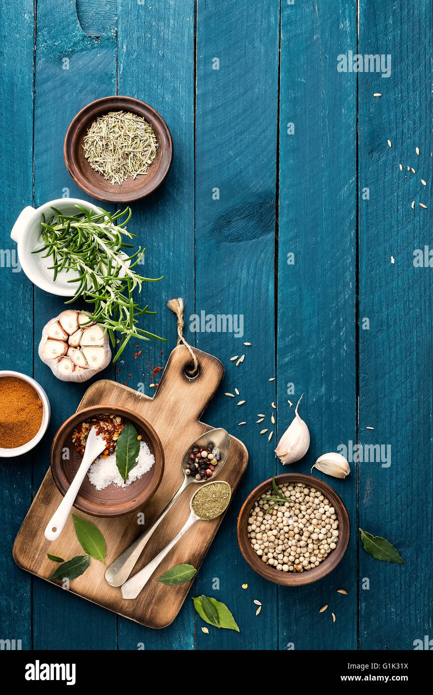 kulinarischen Hintergrund mit Gewürzen auf Holztisch Stockfoto